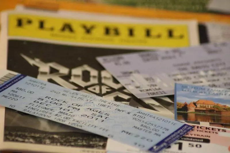 How to Save Money While Traveling on Broadway shows