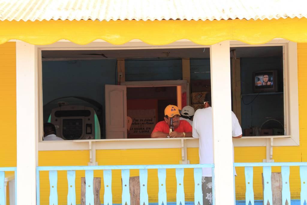 Isla Mujeres yellow building