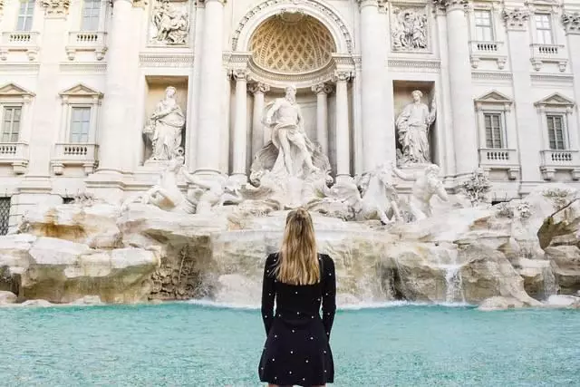 View of the fountain with girl from behind