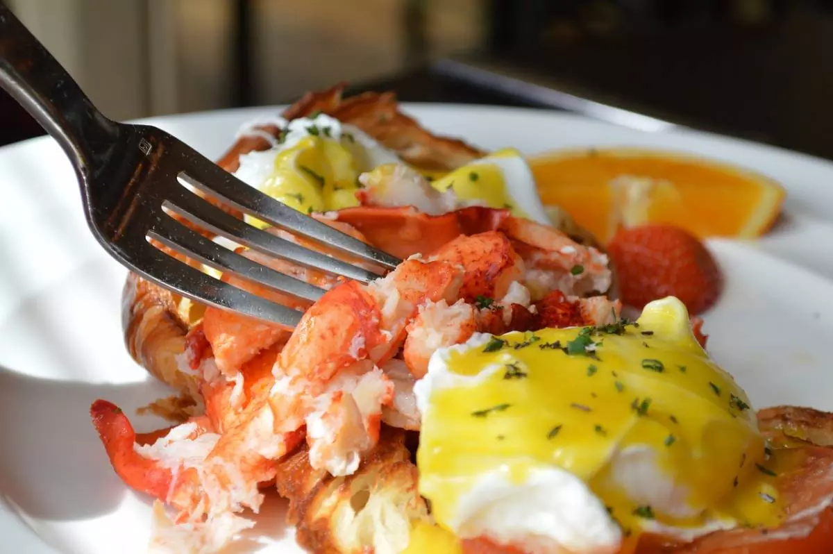 Lobster eggs Benedict 