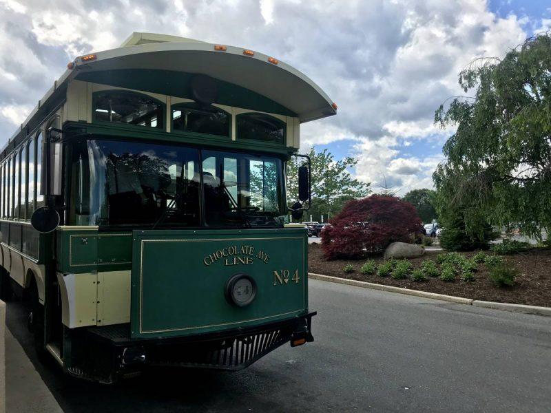 Trolley dropping off passengers