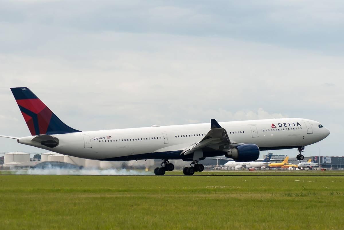 Should You Fly Delta? My Delta Airlines Review - Jen on a Jet Plane