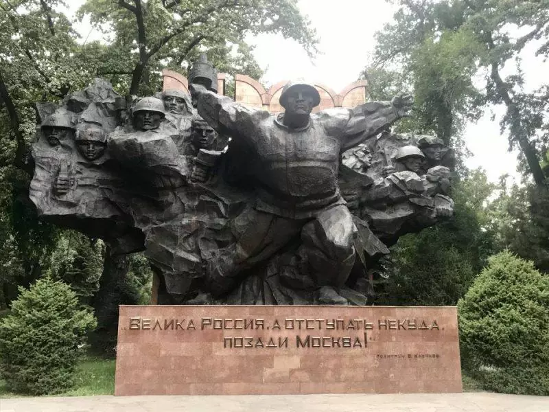 Statue of soldiers at memorial