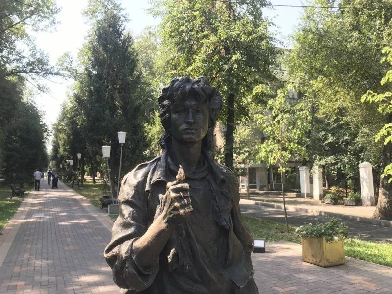 Statue of Viktor Tsoi holding lit flame