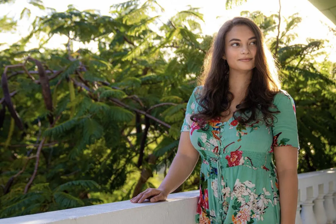 Woman on balcony of Casa Alternavida