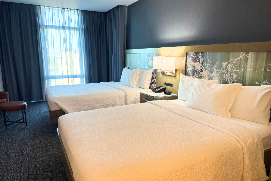 2 beds in hotel room